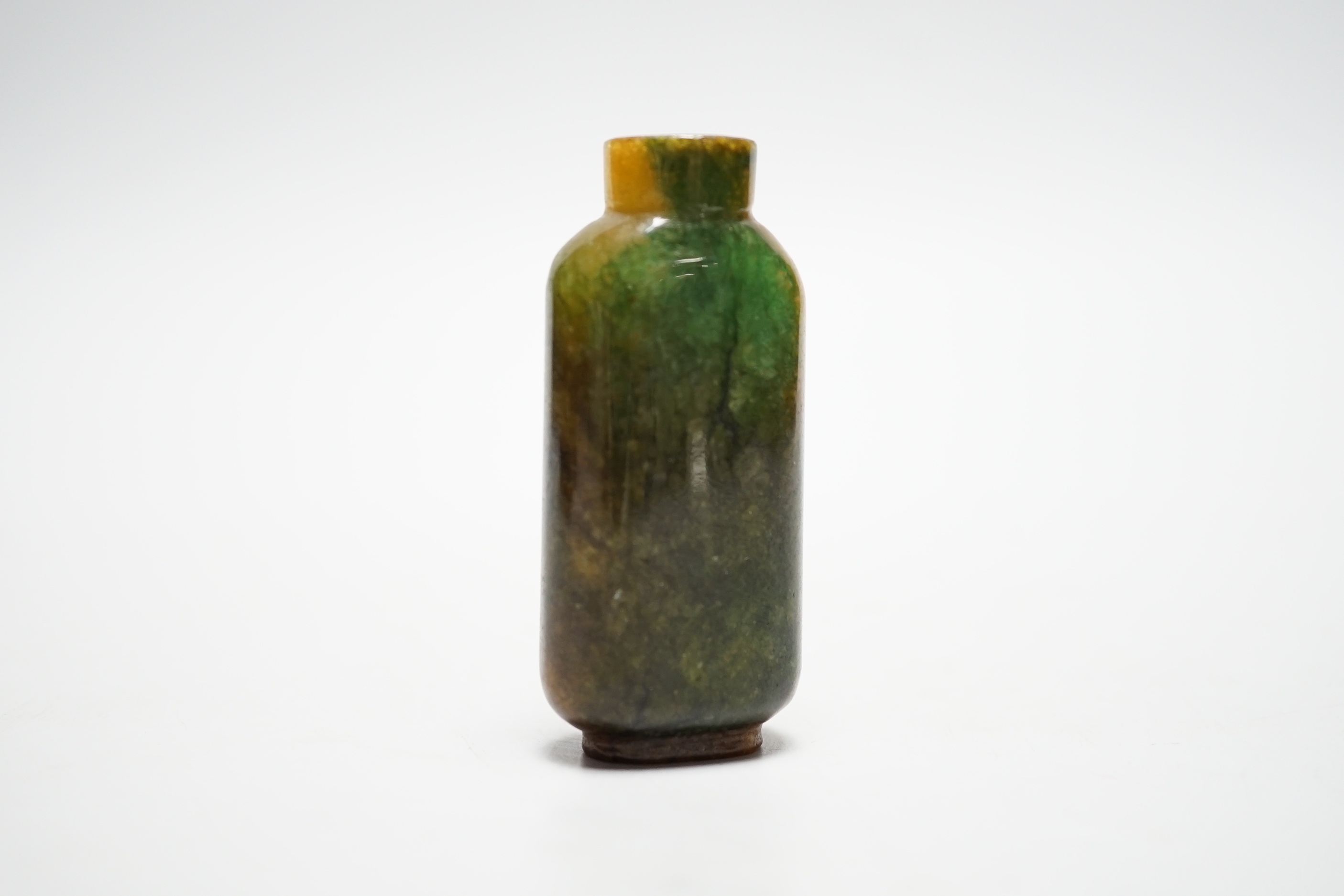 A Chinese agate snuff bottle, 7cm